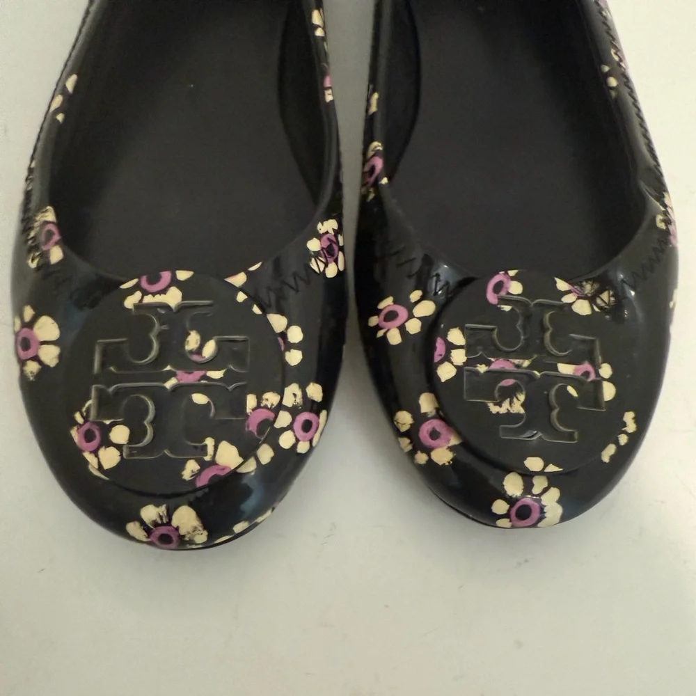 TORY BURCH Minnie Travel Logo Ballet Flats Black Pink Stamped Floral Size 6